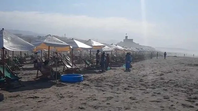 A estas horas de la mañana, las personas acuden con normalidad a las playas de Mollendo. Foto: Frase Corta