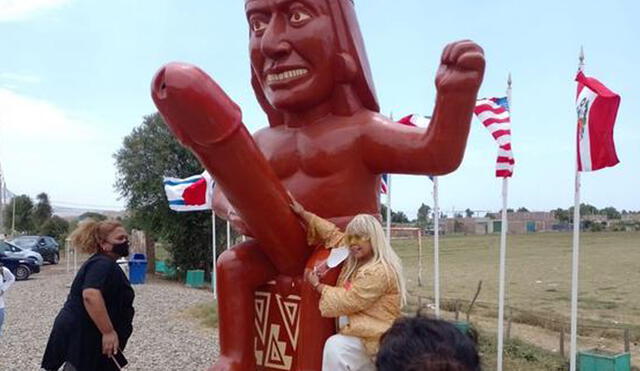 La artista nacional fue captada en la escultura de 3 metros que se ubica en el sector Santa Rosa. Foto: Muni Moche