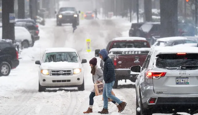 Peatones cruzan una calle con nieve en Greenville, Carolina del Sur. Foto: AFP