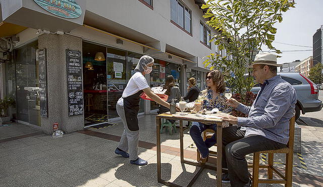 Restaurantes podrán atender hasta con 100% de su aforo en provincias con nivel de alerta moderado. Foto: La República