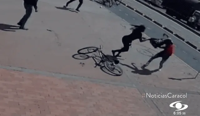 El ladrón escapó a pie y la mujer tomó la bicicleta del delincuente. Foto: captura de video / Noticias Caracol