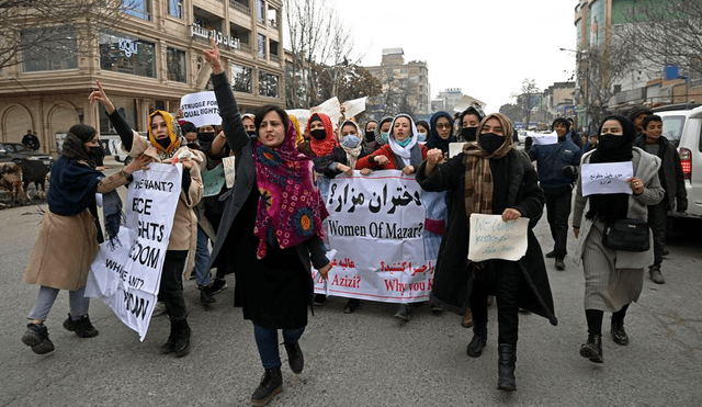 El grupo islamista prohibió las manifestaciones no autorizadas y, con frecuencia, dispersan por la fuerza aquellas en que se reivindican los derechos de las mujeres. Foto: AFP