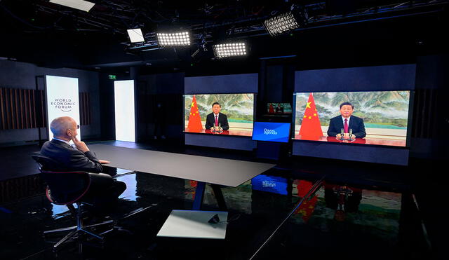 El presidente de China compareció por videoconferencia en la Agenda Davos 2022 por invitación del fundador de la organización, Klaus Schwab. Foto: AFP