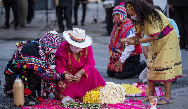 La preparación de una bebida acorde a las tradiciones peruanas para el brindis por el Aniversario de Lima demandó la presencia de mujeres y hombres conocedores de la flora nacional. Foto: Municipalidad de Lima.