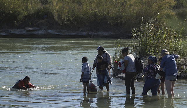 Miles de personas intentan cruzar el río Bravo diariamente para llegar a Estados Unidos. Foto: AFP