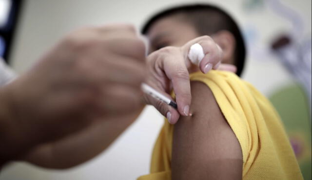 Según el protocolo, podrán vacunarse los menores que, en las últimas dos semanas, no presenten síntomas compatibles con la COVID-19. Foto: EFE/Jeffrey Arguedas.