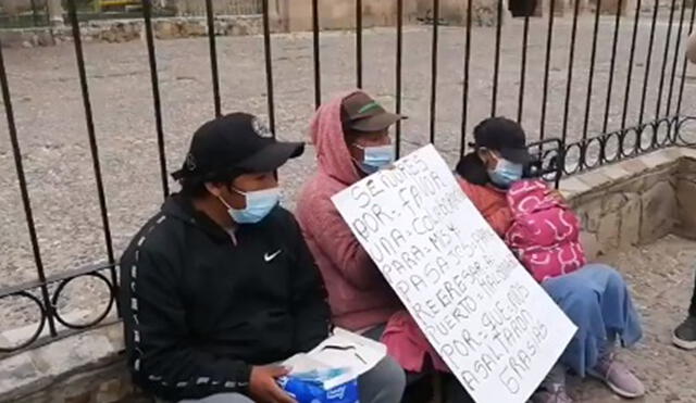 Familia se apostó en las calles de Juliaca con un cartel para solicitar ayuda. Foto: Captura HBA Noticias