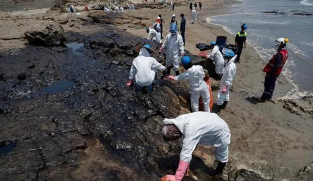 Trabajos para retirar petróleo podrían durar semanas. Foto: AFP