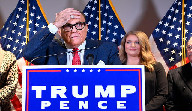 Rudy Giuliani lideró los esfuerzos para difundir las falsas teorías de conspiración de fraude electoral de Donald Trump. Foto: AFP