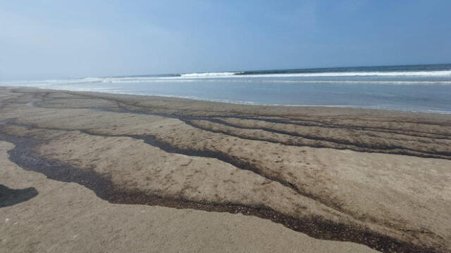 La playa el Cascajo comienza a teñirse de negro. Foto: Municipalidad de Chancay