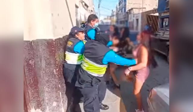 Los enfrentamientos de las trabajadoras sexuales con policías municipales son frecuentes. Foto: captura/TVI