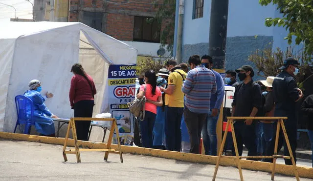 Incremento de personas en puntos de descarte de COVID-19. Foto: Zintia Fernández/La República