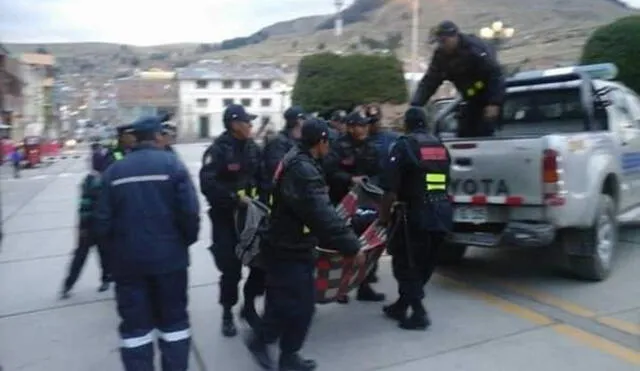 Sereno fue auxiliado por sus compañeros y trasladado al hospital. Foto: Liubomir Fernández/La República