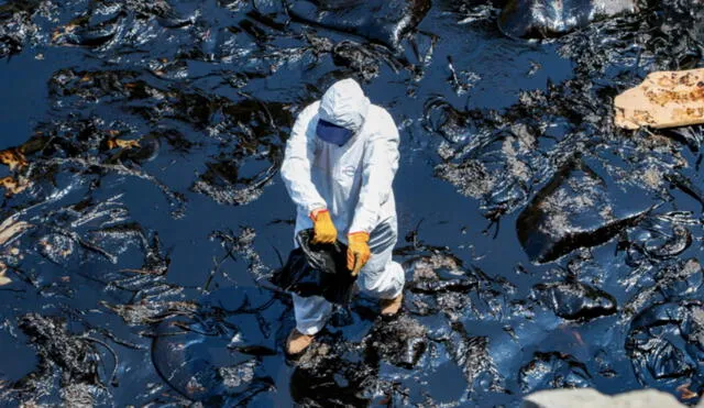 Gran parte del mar peruano se vio afectado por el petróleo. Foto: EFE.