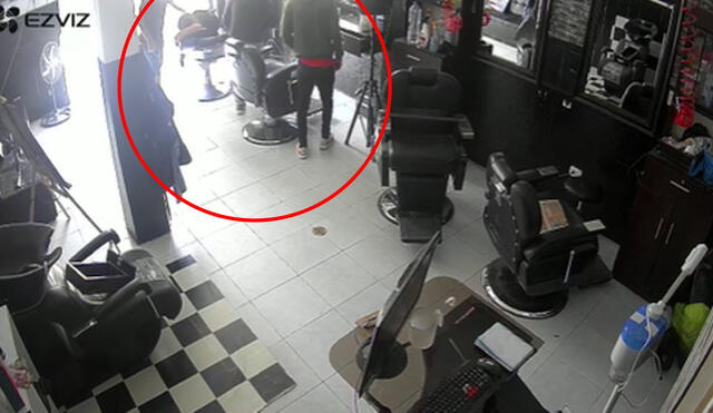 Cámaras de seguridad registraron el robo a la barbería. Foto: URPI-LR