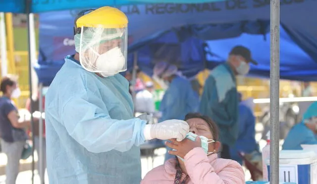 La Gerencia Regional de Salud también habilitó puntos de descarte en otras plataformas comerciales, como Avelino Cáceres, Río Seco y mercado San Camilo. Foto: URPI/Wilder Pari