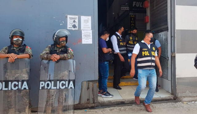 Agentes de la Policía Nacional del Perú llegaron al centro comercial Las Malvinas para incautar productos de procedencia ilegal. Foto: URPI / La República