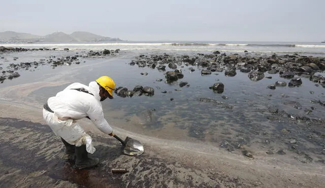 Derrame de petróleo ocurrió el sábado 15 de enero tras fuertes oleajes. Foto: Carlos Felix / La República