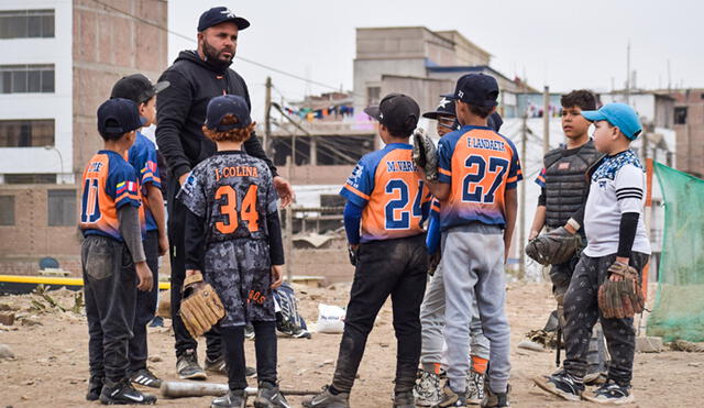 José Ramón Olmedo es migrante venezolano y llegó con el deseo de crear una escuela de béisbol. Hoy entrena a casi 90 niños en San Juan de Lurigancho (Lima). Foto: @Normanchaca