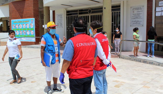 Equipo de control revisó documentación de edificaciones en comuna de Leonardo Ortiz. Foto: Contraloría