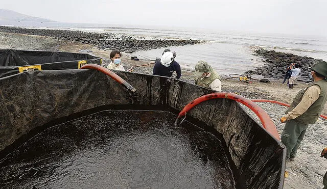 El dato. Es poco lo avanzado en la tarea de recuperar el petróleo derramado por la empresa Repsol en el mar de Ventanilla. La mancha negra sigue avanzando hacia el norte, rumbo a Chimbote. Foto: Félix Contreras/La República