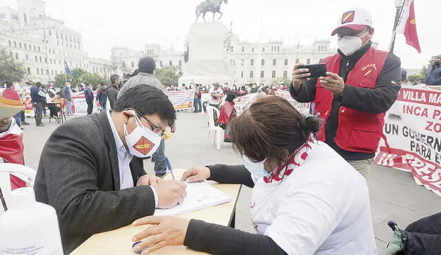 En busca de la nueva constitución. Militantes de Perú Libre recolectan firmas en regiones para convocar a un referéndum por la asamblea constituyente. Foto: Félix Contreras/La República