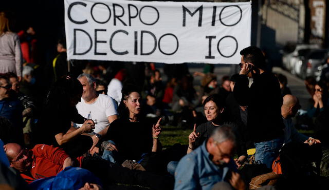 Las medidas entrarán en vigor el próximo 1 de febrero, el mismo día en que la duración del pase verde también cambiará de 9 a 6 meses. Foto: AFP