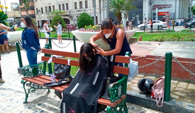 Ciudadanos empezaron con campaña de recolección de cabello en Parque Principal de Chiclayo. Foto: Cortesía