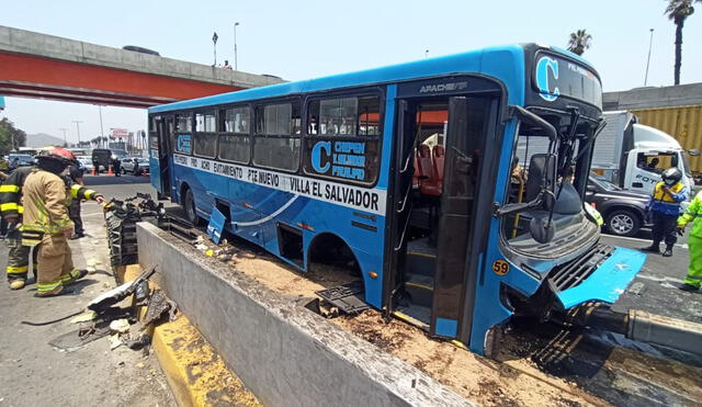 Aún las autoridades permanecen en el lugar para remolcar el vehículo. Foto: URPI-LR