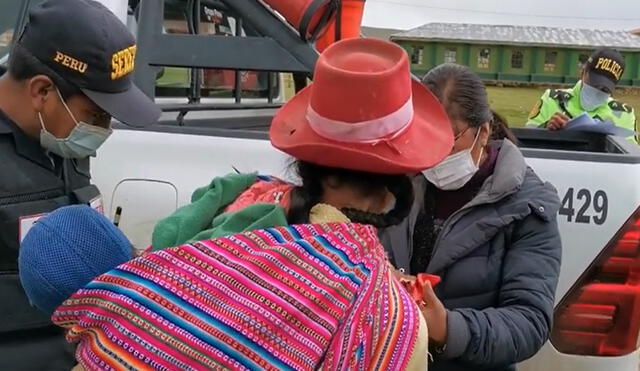 Autoridades brindaron apoyo a madre y y sus hijos. Foto: Municipalidad de Yauli