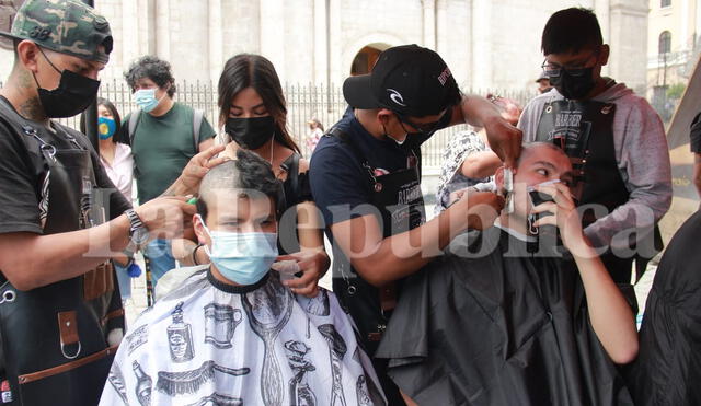 Personas sorprendieron con su desprendimiento al raparse la cabeza. Foto: Zintia Fernández/La Repúbliza