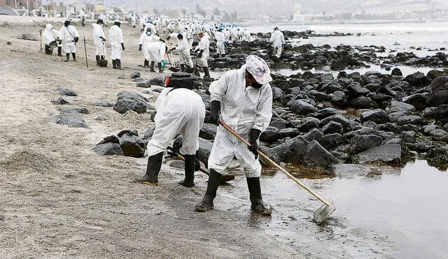Limpieza. Trabajadores continúan quitando el combustible de las playas. Especialistas consideran que hacen falta maquinarias. Foto: Marco Cotrina / La República