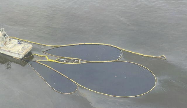 Desastre. Labores de ubicación de concentraciones de petróleo sobre la superficie del mar. Foto: difusión