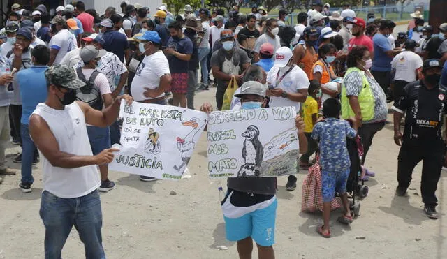 Pescadores alzaron su voz de protesta ante el terrible daño al medio marino. Foto: Carlos Félix / La República