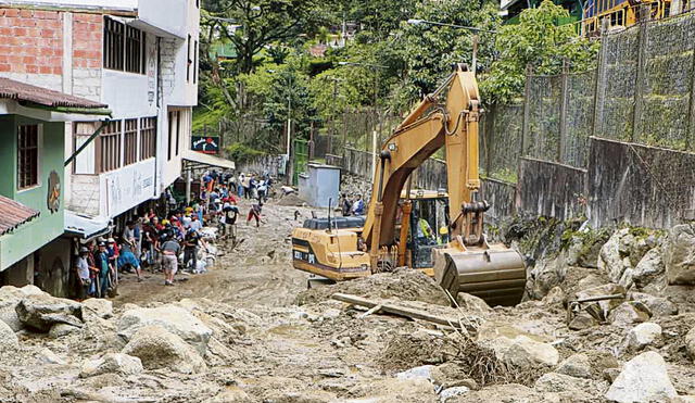 Trabajos. Brigadas civiles y policiales vienen realizando la limpieza de los escombros que dejó el desborde del río Alccamayo. Foto: difusión