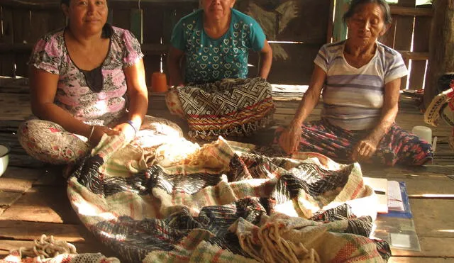Girma Bardales, María Nacimiento y
Lucía Cumapa. Varias generaciones de tejedoras cashinahuá.