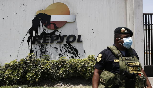 Repsol es acusada del derrame de 6.000 barriles de petróleo en el mar frente a Ventanilla. Foto: Marco Cotrina/La República