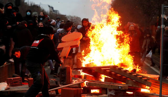 Ardieron los ánimos en Bruselas. La marcha fue convocada por asociaciones como la Manifestación Mundial por la Libertad. Fotocaptura: AFP