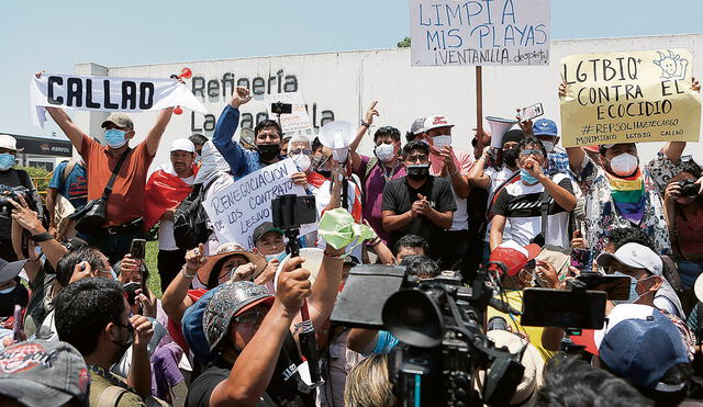 Indignación. Miles de ciudadanos, pescadores y activistas protestaron en el frontis de la refinería La Pampilla, en Ventanilla. Foto: Marco Cotrina / La República