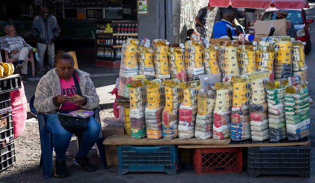 El precio del dólar BCV es la referencia para muchas personas en Venezuela. Foto: EFE