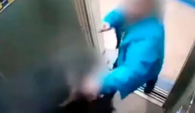 El padre de la menor, de polera azul, golpeó al abusador dentro del ascensor. Foto: captura – Clarín / Video: Twitter