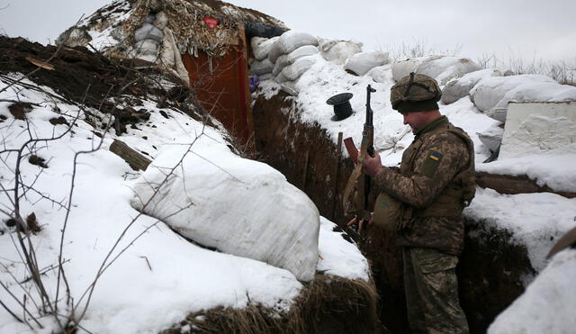 Un militar de las Fuerzas Militares ucranianas comprueba su arma mientras se encuentra en una trinchera en primera línea con los separatistas respaldados por Rusia cerca de la aldea de Zolote, en la región oriental de Lugansk. Foto: AFP