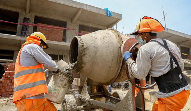 Trabajo de obreros en dos o tres turnos acelerará edificaciones. Foto: GRLL