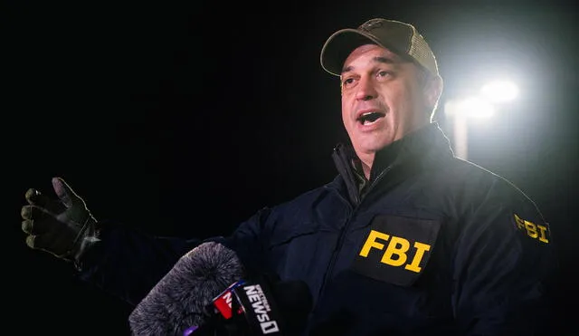 El agente especial a cargo del FBI Matthew DeSarno habla en una conferencia de prensa. Foto: AFP