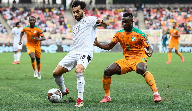 Salah disputando un balón ante Konan. Foto: AFP