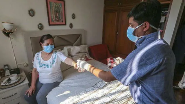 Una pareja toma precauciones contra el SARS-CoV-2. El estado del aislamiento entre miembros de una familia por contagio de coronavirus tiene que ver con el tiempo de infección. Foto referencial: Minsa