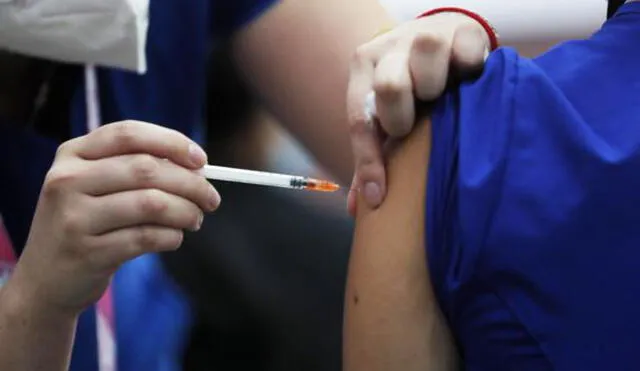 Pfizer y BioNTech ya comenzaron ensayos clínicos de vacuna contra ómicron. Mientras más transmisible es un virus, mayor la probabilidad de sufrir COVID-19 prolongada. Foto: AFP
