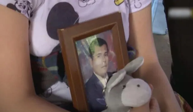 Menor acudió con el retrato de su padre fallecido por COVID-19. Foto: captura de video / RPP