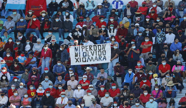 Simpatizantes de Xiomara Castro acuden a la ceremonia de investidura hoy, en el Estadio Nacional, en Tegucigalpa (Honduras). Foto: EFE