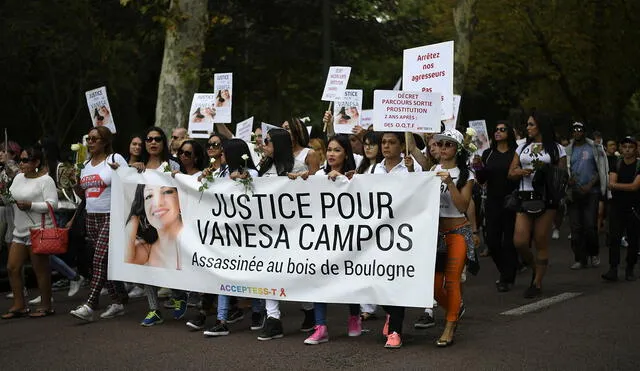 La gente participa en una marcha en el Bois de Boulogne en París, el 24 de agosto de 2018, en homenaje a Vanesa Campos. Foto: AFP